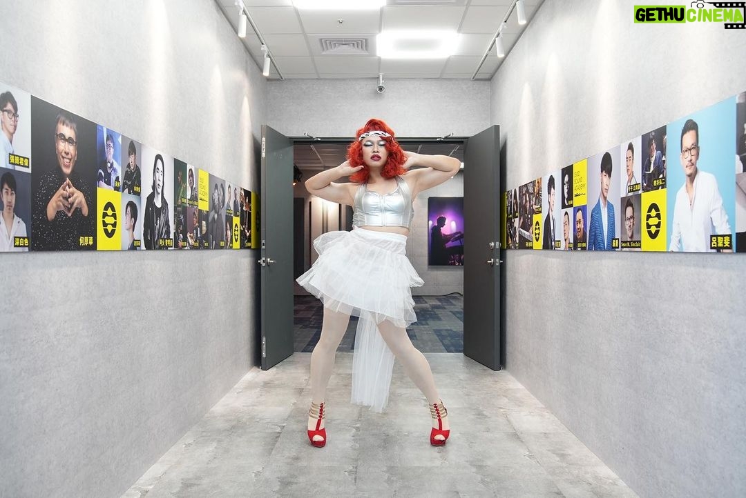 NaNa Master Instagram - 求子鴻老師的陰影面積😅 看得出來我扮誰嗎?不是八點檔包紮頭的那位阿姨! ⋯ ⋯ ⋯ 是『蕾哈那』啦 想一起成為巨星嗎? 《1500之星選拔賽》等你參加 想擁有各種音樂技能,快加入《1500聲量音創學院》 葛萊美獎製作人&陳子鴻老師 正在尋找下一個BRUNO MARS與RIHANNA! ⦿ 關於〈1500聲量音創學院〉: 由葛萊美得主James Fauntleroy, Larrance Dopson與企業家Twila True於美國洛杉磯創立。1500美國校長之一James Fauntleroy擔任過知名藝人Bruno Mars, Beyonce, Rihanna及Justin Timberlake等歌曲創作人。台灣校區由知名音樂製作人陳子鴻擔任校長,號召各界音樂人一同加入人才培育行列。 暑假進修熱烈招生中! 詞曲創作(平日班/假日班) 編曲(平日班/假日班) 先修實作(樂理班/LOGIC班) 零基礎新手創作(密集班/週間班) 基礎編曲實作(A/B/C/D班) ➤➤ 網路搜尋「1500聲量音創學院」了解更多課程內容 ⦿ 關於《1500聲量音樂祭暨1500之星選拔賽》 此次活動以「音樂是一種生活態度」為主題,帶出音樂創作即認真生活、音樂與生活密不可分的態度及風格。徵件時間即日至6/11止!得獎者可獲得一萬元獎學金及免費單曲製作機會! ➤➤ 網路搜尋「1500之星選拔賽」進入streetvoice網頁參加活動! @1500soundacademytaipei #1500聲量音創學院 #1500之星選拔賽