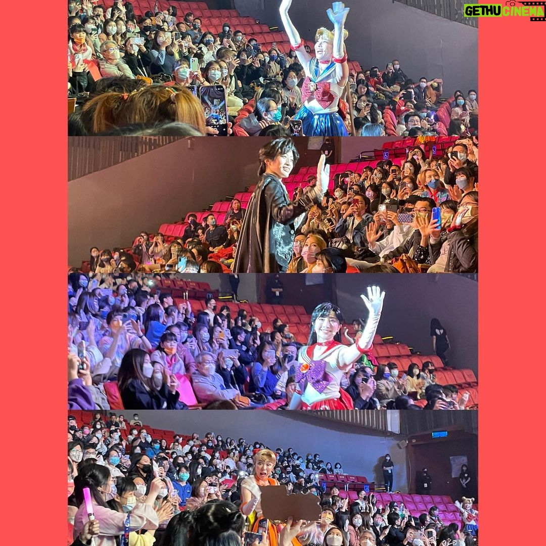 NaNa Master Instagram - 帶著我的變身器✧*朝聖✧* ❝美少女戰士x台北國父紀念館舞台劇❞ 竟然用漫畫版本做成開場動畫 看到漫畫的圖變成動態十足的畫面 直!接!飆!淚 (就像灌籃高手電影開頭一個一個線條組合成動畫) 而且是第一代打皇后的劇情 就會想到四戰士在冰山 一個一個犧牲的劇情 太衝擊了 朋友一起買的票在第五排正中間 真的是超級無敵霹靂爽 最後一段開放拍照也超佛心 ★𝟐.𝟓次元音樂劇★ 《美少女戰士》The Super Live #美少女戰士 #SailorMoon @brian2647 @roxy.yang @aikavolco @ting_yu_lu