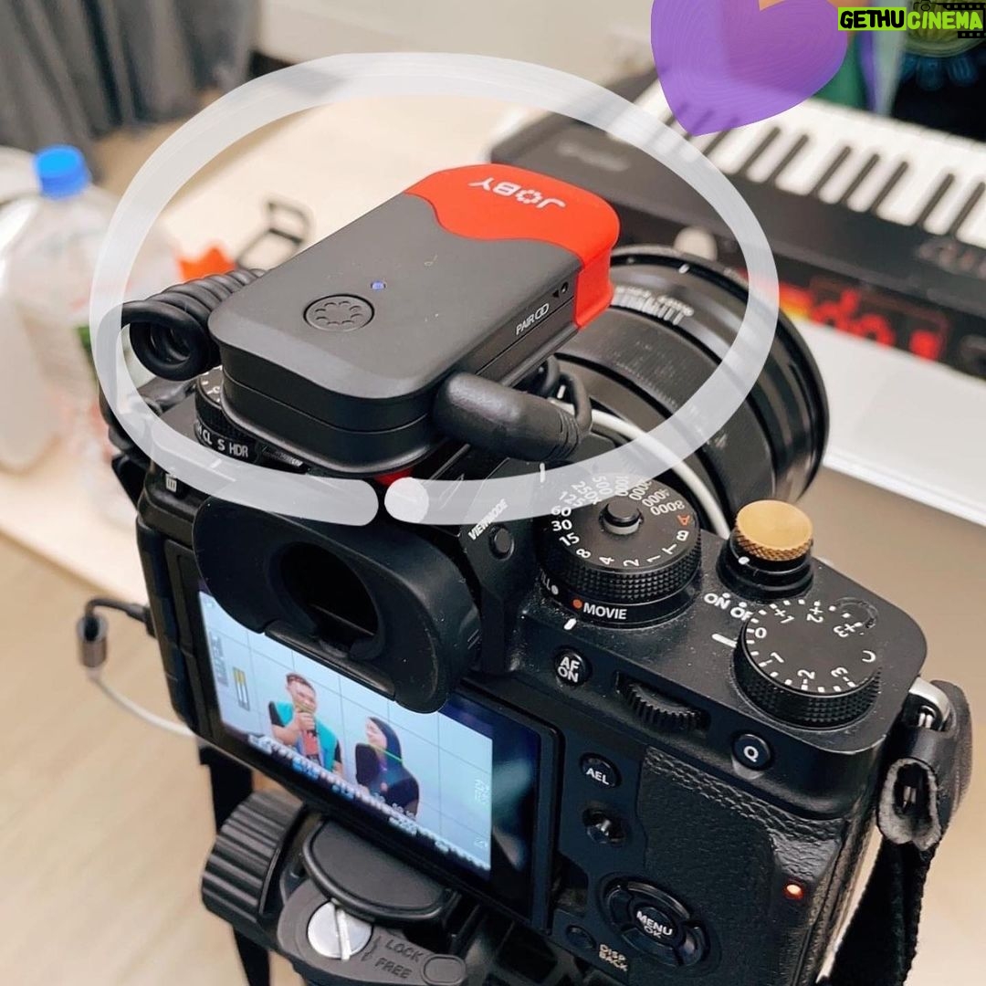 NaNa Master Instagram - #新鮮貨 持續加強各種收音器材,讓訪問的各種狀況都能妥善面對,以達到最好效果是一直努力的方向,這次加入《JOBY Wavo PLUS》以及《JOBY Wavo AIR》兩款小幫手,期待接下來的訪問可以更加精彩。底下是團隊大可愛“山大王”一同實測心得,也跟各位分享: 《JOBY Wavo PLUS》(機上MIC) 機體小巧、攜帶方便,但麻雀雖小五臟俱全,該有的控制項皆有提供,能進一步提升收音品質。操作十分單純,非常適合從零開始學習的影片拍攝初學者,能夠輕鬆上手,提供比相機內建麥克風更清晰有立體感的聲音,對於預算有限的人也相當友善。 《JOBY Wavo AIR》(一對二收音) 有提供分機直接收音或是接領夾式麥克風等選項,還附有含掛式的磁力扣等數種不同的配件,對於主機與分機的架設有相當高的彈性,足以應付大部分的錄影需求了。機體十分輕巧,設計上也很可愛,即使在訪談中有點入鏡依舊是相當可愛。並且操作上一樣非常的單純,即使是初學者也不用怕花太多時間學習。 @jobyinc #havefuncreate