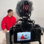 NaNa Master Instagram - #新鮮貨 持續加強各種收音器材，讓訪問的各種狀況都能妥善面對，以達到最好效果是一直努力的方向，這次加入《JOBY Wavo PLUS》以及《JOBY Wavo AIR》兩款小幫手，期待接下來的訪問可以更加精彩。底下是團隊大可愛“山大王”一同實測心得，也跟各位分享： 《JOBY Wavo PLUS》（機上MIC） 機體小巧、攜帶方便，但麻雀雖小五臟俱全，該有的控制項皆有提供，能進一步提升收音品質。操作十分單純，非常適合從零開始學習的影片拍攝初學者，能夠輕鬆上手，提供比相機內建麥克風更清晰有立體感的聲音，對於預算有限的人也相當友善。 《JOBY Wavo AIR》（一對二收音） 有提供分機直接收音或是接領夾式麥克風等選項，還附有含掛式的磁力扣等數種不同的配件，對於主機與分機的架設有相當高的彈性，足以應付大部分的錄影需求了。機體十分輕巧，設計上也很可愛，即使在訪談中有點入鏡依舊是相當可愛。並且操作上一樣非常的單純，即使是初學者也不用怕花太多時間學習。 @jobyinc #havefuncreate