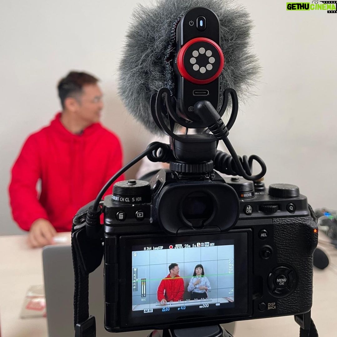 NaNa Master Instagram - #新鮮貨 持續加強各種收音器材,讓訪問的各種狀況都能妥善面對,以達到最好效果是一直努力的方向,這次加入《JOBY Wavo PLUS》以及《JOBY Wavo AIR》兩款小幫手,期待接下來的訪問可以更加精彩。底下是團隊大可愛“山大王”一同實測心得,也跟各位分享: 《JOBY Wavo PLUS》(機上MIC) 機體小巧、攜帶方便,但麻雀雖小五臟俱全,該有的控制項皆有提供,能進一步提升收音品質。操作十分單純,非常適合從零開始學習的影片拍攝初學者,能夠輕鬆上手,提供比相機內建麥克風更清晰有立體感的聲音,對於預算有限的人也相當友善。 《JOBY Wavo AIR》(一對二收音) 有提供分機直接收音或是接領夾式麥克風等選項,還附有含掛式的磁力扣等數種不同的配件,對於主機與分機的架設有相當高的彈性,足以應付大部分的錄影需求了。機體十分輕巧,設計上也很可愛,即使在訪談中有點入鏡依舊是相當可愛。並且操作上一樣非常的單純,即使是初學者也不用怕花太多時間學習。 @jobyinc #havefuncreate