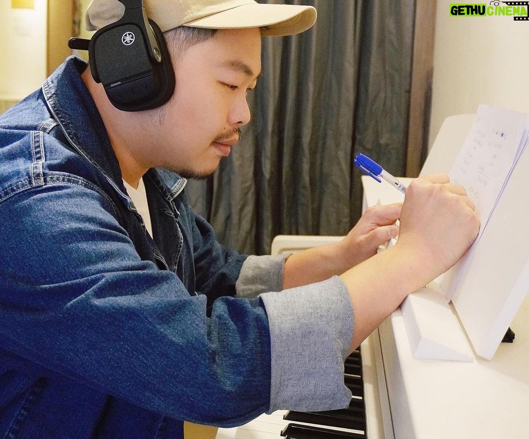 NaNa Master Instagram - 《那那 🎶 阿超 🎶 Yamaha YH-L700A藍牙耳罩式耳機》 耳機漂亮之餘,若能將功能性大大提升真的是聽者很棒的享受。這次受到Yamaha邀請,體驗最新『YH-L700A藍牙耳罩式耳機』。耳機主打特色包括『3D環繞音效』『進階降噪功能』『聽覺保護功能』『360度環繞聽覺VR』,更加立體的聆聽感受,將每一個音符好好地傳遞到耳朵裡,緊緊包覆,不受外在多餘噪音雜音干擾,提供身歷其境的影音享受。之前高雄衛武營演唱會排練時,就跟阿超在練歌休息之餘,感受了這隻耳機以上特色,團隊的音樂寶貝、專業音樂人『阿超』也用靈敏耳朵好好感受,來看看才子怎麼說: 『這次很開心收到Yamaha最新推出的YH-L700A藍牙耳罩式耳機,乍看外觀就立刻感受到精緻質感,它也得到2022紅點設計獎的商品設計肯定。從附贈的保護盒取出耳機本體後,發現它是由編織網布及皮革的設計搭配而成,整體美感自然而生。如同這個規格的全罩式耳機,配戴的重量以及感受是很重要的,耳罩外形是方正設計,然而內部是非常貼合且舒適的圓形,在頭帶的位置使用了編織網布並且有一定的厚度及柔軟度,戴久了不會有強烈壓迫感喔。對了,開始使用之前,記得下載Yamaha的專屬APP「Yamaha Headphones Controller」便能開啟這部耳機的全方位體驗。 開始聆聽後,會發現它有幾項全新功能及模式,對我而言最有感的部分就是3D環繞模式,可以讓人瞬間彷彿置身在電影院,而商品貼心附上了飛機影音設備轉接頭,讓熱愛旅遊的我真的是突然間期待起下次長途飛行啊啊~~至於APP內建多種音場選擇,我也換了不同曲風的音樂逐一試聽,個人最有感的首推“現場模式”,一張明明在錄音室錄製的作品,經過現場模式轉換後,彷彿歌手和樂隊在你面前,在抗噪的音樂世界裡為我開一場專屬演唱會。 同時此款耳機的抗噪功能分成三個模式,降噪/通透/一般,只要輕按耳機上的ANC鍵,即可選擇自己喜歡的降噪程度。而稍嫌可惜的部分是,我在使用藍牙連接音樂工作軟體時會有些微的時間差,所以建議大家若是要使用此款耳機來運作專業影音剪輯軟體(或是需要對點的遊戲)時,可以使用原廠附上的耳機線(或自行添購各式轉接線)即可解決這個問題,讓影音工作者一樣可以享受此款耳機相同的聽覺感受。 這款耳機我個人覺得很適合遠程長途飛行使用,以及想讓自己專心進入自己的音樂空間的你再也不用擔心各種環境中碰到的噪音及嬰兒哭鬧,也不需要遷就飛機上提供的低階耳機,而有專屬自己的沈浸式全方位影音體驗。除了在家享受影音體驗之外,如果下次旅行時你的行李箱夠大,記得帶上這台設計有品味、享受全方位的Yamaha YH-L700A,將娛樂享受隨身攜帶。』 商品詳細資訊介紹請看留言處連結喔~ 更多優質影音享受 ▶️ Yamaha 家用音響 @yamahaaudio.tw