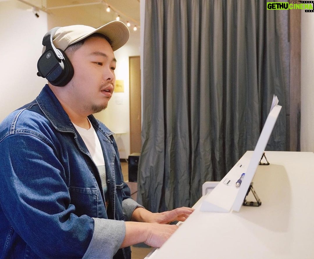NaNa Master Instagram - 《那那 🎶 阿超 🎶 Yamaha YH-L700A藍牙耳罩式耳機》 耳機漂亮之餘,若能將功能性大大提升真的是聽者很棒的享受。這次受到Yamaha邀請,體驗最新『YH-L700A藍牙耳罩式耳機』。耳機主打特色包括『3D環繞音效』『進階降噪功能』『聽覺保護功能』『360度環繞聽覺VR』,更加立體的聆聽感受,將每一個音符好好地傳遞到耳朵裡,緊緊包覆,不受外在多餘噪音雜音干擾,提供身歷其境的影音享受。之前高雄衛武營演唱會排練時,就跟阿超在練歌休息之餘,感受了這隻耳機以上特色,團隊的音樂寶貝、專業音樂人『阿超』也用靈敏耳朵好好感受,來看看才子怎麼說: 『這次很開心收到Yamaha最新推出的YH-L700A藍牙耳罩式耳機,乍看外觀就立刻感受到精緻質感,它也得到2022紅點設計獎的商品設計肯定。從附贈的保護盒取出耳機本體後,發現它是由編織網布及皮革的設計搭配而成,整體美感自然而生。如同這個規格的全罩式耳機,配戴的重量以及感受是很重要的,耳罩外形是方正設計,然而內部是非常貼合且舒適的圓形,在頭帶的位置使用了編織網布並且有一定的厚度及柔軟度,戴久了不會有強烈壓迫感喔。對了,開始使用之前,記得下載Yamaha的專屬APP「Yamaha Headphones Controller」便能開啟這部耳機的全方位體驗。 開始聆聽後,會發現它有幾項全新功能及模式,對我而言最有感的部分就是3D環繞模式,可以讓人瞬間彷彿置身在電影院,而商品貼心附上了飛機影音設備轉接頭,讓熱愛旅遊的我真的是突然間期待起下次長途飛行啊啊~~至於APP內建多種音場選擇,我也換了不同曲風的音樂逐一試聽,個人最有感的首推“現場模式”,一張明明在錄音室錄製的作品,經過現場模式轉換後,彷彿歌手和樂隊在你面前,在抗噪的音樂世界裡為我開一場專屬演唱會。 同時此款耳機的抗噪功能分成三個模式,降噪/通透/一般,只要輕按耳機上的ANC鍵,即可選擇自己喜歡的降噪程度。而稍嫌可惜的部分是,我在使用藍牙連接音樂工作軟體時會有些微的時間差,所以建議大家若是要使用此款耳機來運作專業影音剪輯軟體(或是需要對點的遊戲)時,可以使用原廠附上的耳機線(或自行添購各式轉接線)即可解決這個問題,讓影音工作者一樣可以享受此款耳機相同的聽覺感受。 這款耳機我個人覺得很適合遠程長途飛行使用,以及想讓自己專心進入自己的音樂空間的你再也不用擔心各種環境中碰到的噪音及嬰兒哭鬧,也不需要遷就飛機上提供的低階耳機,而有專屬自己的沈浸式全方位影音體驗。除了在家享受影音體驗之外,如果下次旅行時你的行李箱夠大,記得帶上這台設計有品味、享受全方位的Yamaha YH-L700A,將娛樂享受隨身攜帶。』 商品詳細資訊介紹請看留言處連結喔~ 更多優質影音享受 ▶️ Yamaha 家用音響 @yamahaaudio.tw