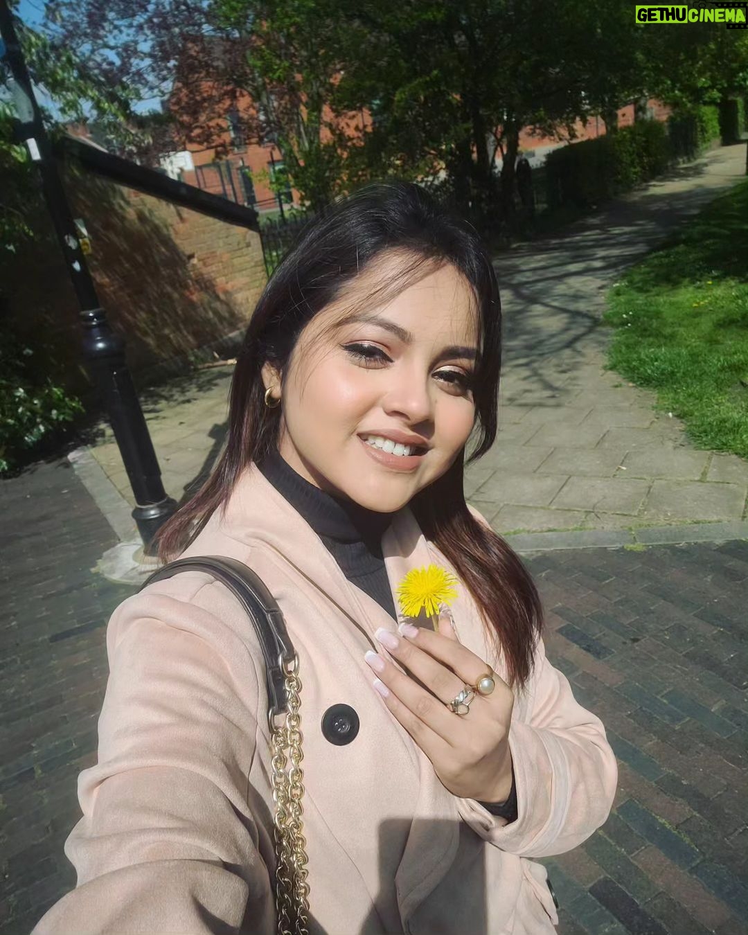 Nabanita Das Instagram - morning should be like this......🌼☕️🥐 #vacationmode #goodmorningpost #travel Aldershot