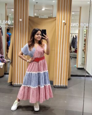 Nabanita Das Instagram - shopping is cheaper than a psychiatrist....🤪🤪