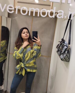 Nabanita Das Instagram - shopping is cheaper than a psychiatrist....🤪🤪