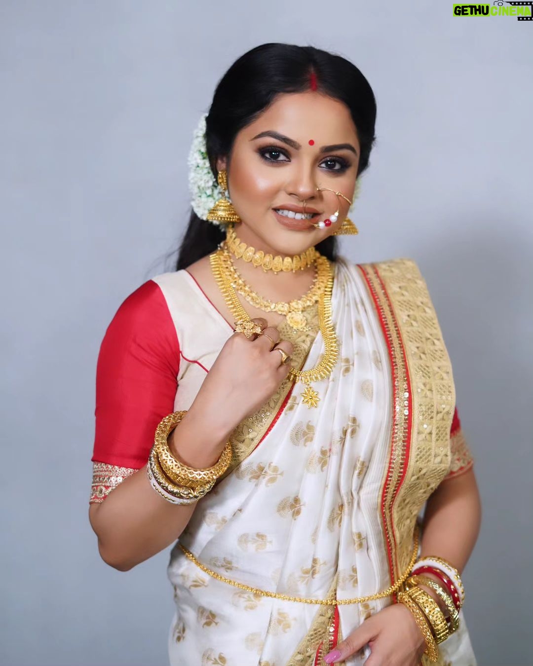 Nabanita Das Instagram - এই দুর্গা পূজা যেন আগের মতো উজ্জ্বল হয়। শুভ মহালয়া!🙏🕉