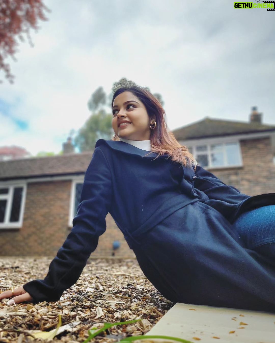 Nabanita Das Instagram - Find the beauty in a cloudy day.. 😃🩷 #cloudysky #fridayvibes #throwbacklondon🇬🇧