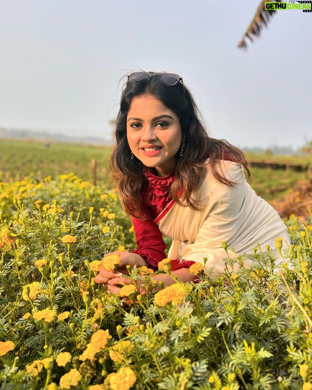 Nabanita Das Instagram - মামা বাড়ি ভারী মজা…..ফুল তুললেও নাইকো সাজা…🤪🤪