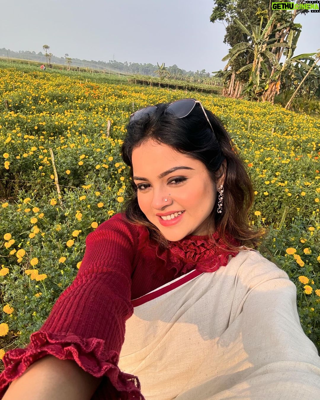 Nabanita Das Instagram - মামা বাড়ি ভারী মজা…..ফুল তুললেও নাইকো সাজা…🤪🤪