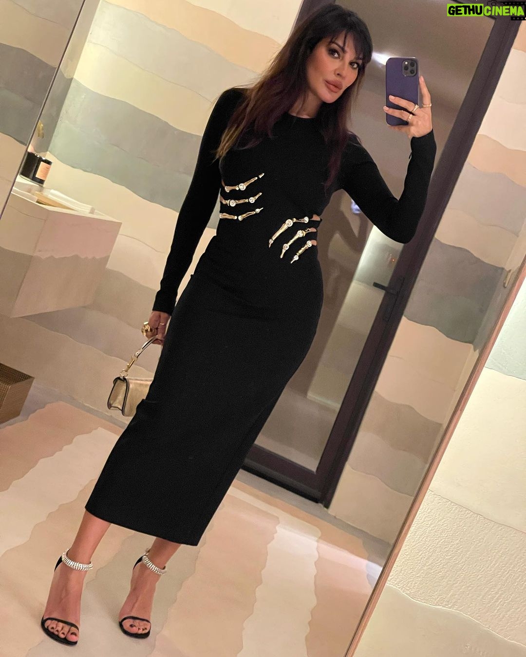 Nadine Njeim Instagram - A minute in Dubai for @aminamuaddiofficial private dinner with @ounass celebrating her first pop up 🥳 styled by @cedrichaddad Make up by NADINE Hair by @victorkeyrouz Wearing Amina Muaddi heels 👠#nadinenassibnjeim