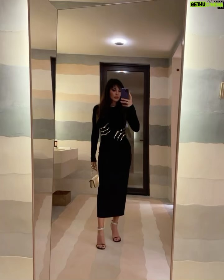 Nadine Njeim Instagram - A minute in Dubai for @aminamuaddiofficial private dinner with @ounass celebrating her first pop up 🥳 styled by @cedrichaddad Make up by NADINE Hair by @victorkeyrouz Wearing Amina Muaddi heels 👠#nadinenassibnjeim