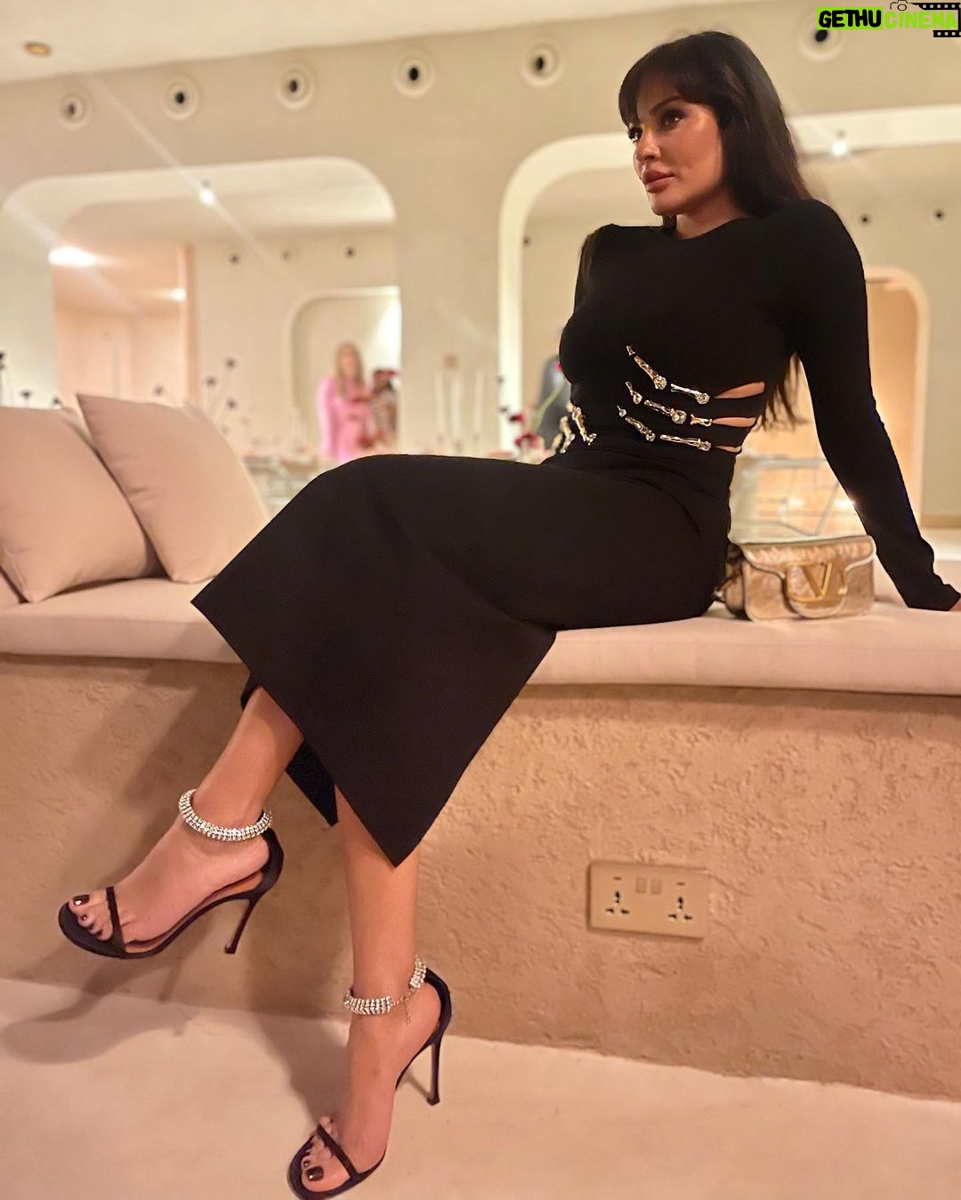 Nadine Njeim Instagram - A minute in Dubai for @aminamuaddiofficial private dinner with @ounass celebrating her first pop up 🥳 styled by @cedrichaddad Make up by NADINE Hair by @victorkeyrouz Wearing Amina Muaddi heels 👠#nadinenassibnjeim