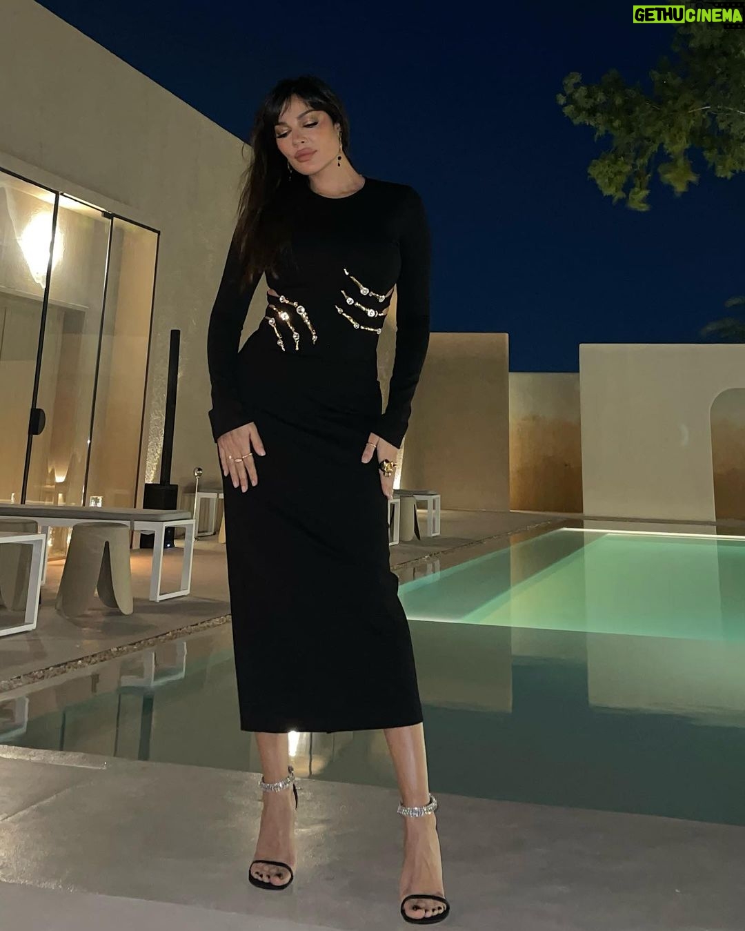Nadine Njeim Instagram - A minute in Dubai for @aminamuaddiofficial private dinner with @ounass celebrating her first pop up 🥳 styled by @cedrichaddad Make up by NADINE Hair by @victorkeyrouz Wearing Amina Muaddi heels 👠#nadinenassibnjeim