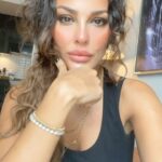 Nadine Njeim Instagram - شو رأيكم بالكلام ؟ انا بوافق وكلامه صح 👍 بحس انه الاذية صارت تجي من اقرب الناس والثقة شبه معدمة … فعلاً عم فضل العزلة على الاختلاط مع اشخاص سلبيين او منافقين . هل بتوافقوا انه في ناس بتدخل على حياتك بس لتأذيك ؟