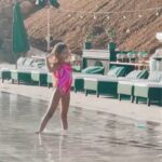 Nadine Njeim Instagram - I caught her dancing … but then she was modelling 🤣🤣🤣 #mydaughter #myheaven #heaven #nadinenassibnjeim حاسة عبالي قول يا مشحرة يا زهرة 😂😂😂