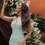 Nadine Njeim Instagram - إنك في أسوأ حالاتك لن يكرهك الجميع كما أنك في أفضل حالاتك لن يُحبّك الجميع وأنه كاف للغاية لتعيش بسعادة ورضى؟ #نادين_نسيب_نجيم