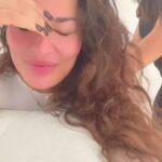 Nadine Njeim Instagram - مع فات تو فت منضحك كتير مش بس منهتم بحالنا 🤣 مناخ صحراوي حرارة ٩٠ 😂 اختنقت وبقللي معليه تحمللي وشي بدغدغ وشي بوجع هلكني بس النتيجة مضمونة 😃☝️