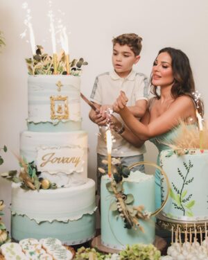 Nadine Nassib Njeim Instagram - Congratulations my love 💚

Custom made dress @glamoda.style 
Hair @victorkeyrouz 
Makeup by NADINE 
Flowers @ronibassil 
Concept @eyecandy_events 
Table dessert @le43catering 
Table set , chocolate , and design @sincerelyyourslb 

Photo and video @pulseproduction 

#nadinenassibnjeim #نادين_نسيب_نجيم