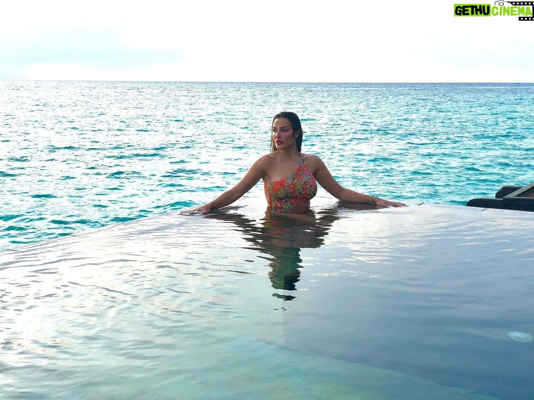 Nadine Nassib Njeim - 513.7K Likes - I followed my heart and it took me all the way to the Maldives , a place of Heaven on earth 🐠🐬🐳🐙🦀🍉
@ooreethirah
#nadinenassibnjeim
#نادين_نسيب_نجيم