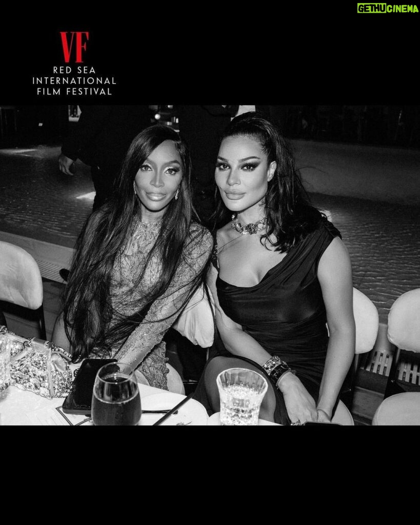 Nadine Njeim Instagram - Photo dumps from @redseafilm 🖤🎥❤️ so happy I had a chance to meet my favourite stars. Thank you @moalturki and @jomanaalrashid for your hospitality and beautiful energy. We had such a wonderful time , it’s beyond words! #redseafilmfestival #vanityfair
