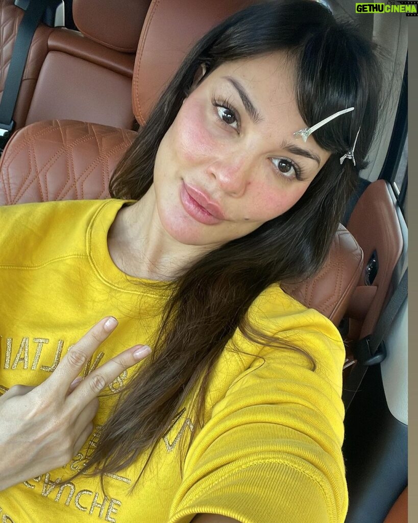 Nadine Njeim Instagram - It’s either black or yellow 🤷‍♀️ comment with 💛or 🖤 #nadinenassibnjeim