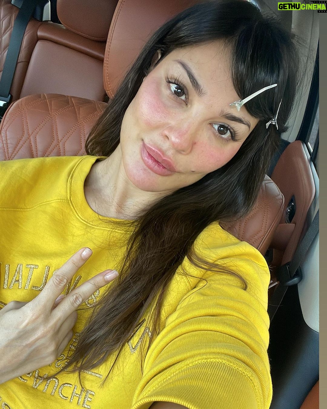 Nadine Njeim Instagram - It’s either black or yellow 🤷♀️ comment with 💛or 🖤 #nadinenassibnjeim