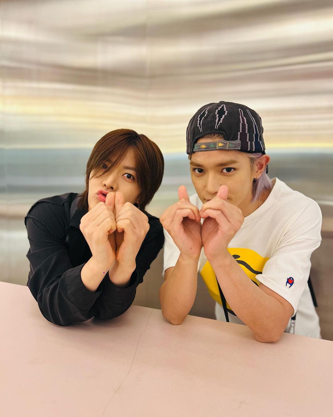 Nakamoto Yuta Instagram - 친구가 새로운 하트를 알려줬어요 ❤️