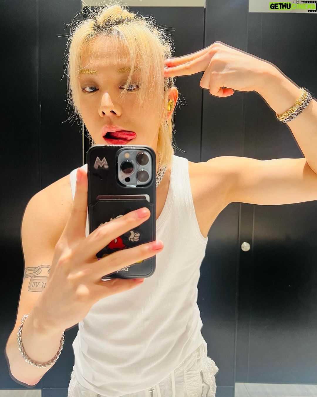 Nakamoto Yuta Instagram - 澳门~~~ 这两天太感谢大家了! 因为有大家的力量,我们才能顺利完成舞台! 我们再见吧!❤️❤️😎🤘