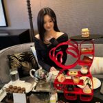 Nam Kyu-hee Instagram – 키린 x 웨스틴조선 
키린의 보보(Bo Bo) 컬렉션은 귀여운 판다와 테디베어의 
독창적인 조합으로 이루어진 키린의 대표 컬렉션 중 하나인데요!

올겨울 웨스틴조선이 이에 영감을 받아 보보(Bo Bo)컬렉션을
컨셉으로 애프터눈 티 세트를 선보인다고 합니다.✨ 
트레이부터 디저트까지 사랑스러운 판다 모양으로 여러분을
기다리고 있어요.🤍 

+ 12월 15일부터 12월 29일까지 키린 카카오톡 채널을 추가하시면 귀여운 보보 컬렉션 이모지를 다운 받을 수 있다고 하니 귀여움 겟 하러 가봅시다!🐼 

#광고 #키린 #웨스틴조선애프터눈티 #보보컬렉션