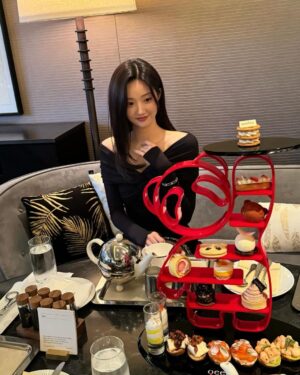 Nam Kyu-hee Instagram - 키린 x 웨스틴조선 
키린의 보보(Bo Bo) 컬렉션은 귀여운 판다와 테디베어의 
독창적인 조합으로 이루어진 키린의 대표 컬렉션 중 하나인데요!

올겨울 웨스틴조선이 이에 영감을 받아 보보(Bo Bo)컬렉션을
컨셉으로 애프터눈 티 세트를 선보인다고 합니다.✨ 
트레이부터 디저트까지 사랑스러운 판다 모양으로 여러분을
기다리고 있어요.🤍 

+ 12월 15일부터 12월 29일까지 키린 카카오톡 채널을 추가하시면 귀여운 보보 컬렉션 이모지를 다운 받을 수 있다고 하니 귀여움 겟 하러 가봅시다!🐼 

#광고 #키린 #웨스틴조선애프터눈티 #보보컬렉션