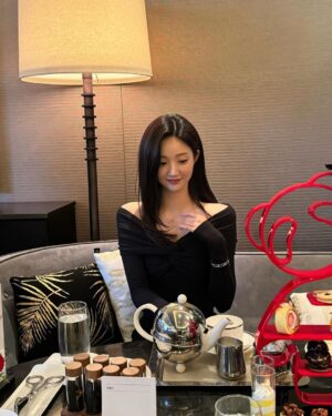 Nam Kyu-hee Instagram - 키린 x 웨스틴조선 
키린의 보보(Bo Bo) 컬렉션은 귀여운 판다와 테디베어의 
독창적인 조합으로 이루어진 키린의 대표 컬렉션 중 하나인데요!

올겨울 웨스틴조선이 이에 영감을 받아 보보(Bo Bo)컬렉션을
컨셉으로 애프터눈 티 세트를 선보인다고 합니다.✨ 
트레이부터 디저트까지 사랑스러운 판다 모양으로 여러분을
기다리고 있어요.🤍 

+ 12월 15일부터 12월 29일까지 키린 카카오톡 채널을 추가하시면 귀여운 보보 컬렉션 이모지를 다운 받을 수 있다고 하니 귀여움 겟 하러 가봅시다!🐼 

#광고 #키린 #웨스틴조선애프터눈티 #보보컬렉션