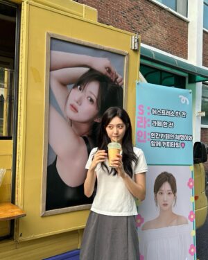 Nam Kyu-hee Instagram - 우아아아~🫶🏻 #혜영 이 커피차다아💛💛💛 
#에스라인 화이팅🥰