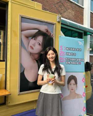 Nam Kyu-hee Instagram - 우아아아~🫶🏻 #혜영 이 커피차다아💛💛💛 
#에스라인 화이팅🥰