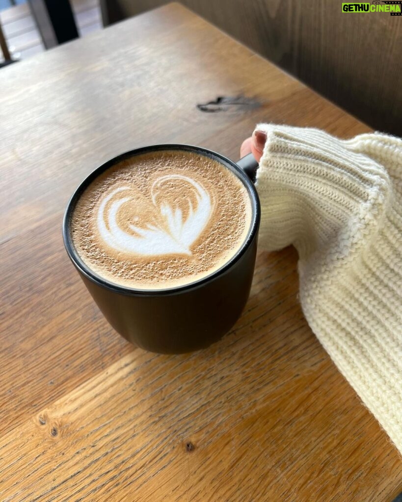 Nana Yamada Instagram - 午後もがんばろ〜〜🥹☕️✨ いつかのおしゃれに撮ったホットカフェラテです♡