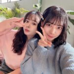 Nana Yamada Instagram - 緑に囲まれた空間が大好な私にはぴったりで 前はゆきこまも一緒に連れてお茶しに行った 青山のシェアグリーンの中にある @littledarling_coffeeroasters へ☕️ 実は最近リニューアルしたばかりで、 ご招待いただき行ってきました〜〜☺️🫶 店内で焙煎されたコーヒーが美味しい🥹！！ お店の外までコーヒーのいい香りが...🧡 豆の種類もとても豊富でおしゃれなスイーツも増えて まるで海外にいるみたいな雰囲気✨ あたたかい天気のいい日はコーヒーと スイーツを持ってテラスで読書したい📚♡ 店内から遊びに来ていたテラスにいる 可愛いわんちゃんを眺めてるのも幸せでした☺️笑 Little Darling Coffee Roasters