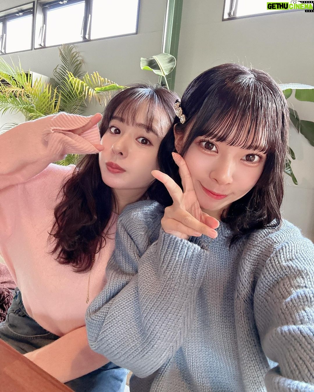 Nana Yamada Instagram - 緑に囲まれた空間が大好な私にはぴったりで 前はゆきこまも一緒に連れてお茶しに行った 青山のシェアグリーンの中にある @littledarling_coffeeroasters へ☕️ 実は最近リニューアルしたばかりで、 ご招待いただき行ってきました〜〜☺️🫶 店内で焙煎されたコーヒーが美味しい🥹!! お店の外までコーヒーのいい香りが...🧡 豆の種類もとても豊富でおしゃれなスイーツも増えて まるで海外にいるみたいな雰囲気✨ あたたかい天気のいい日はコーヒーと スイーツを持ってテラスで読書したい📚♡ 店内から遊びに来ていたテラスにいる 可愛いわんちゃんを眺めてるのも幸せでした☺️笑 Little Darling Coffee Roasters