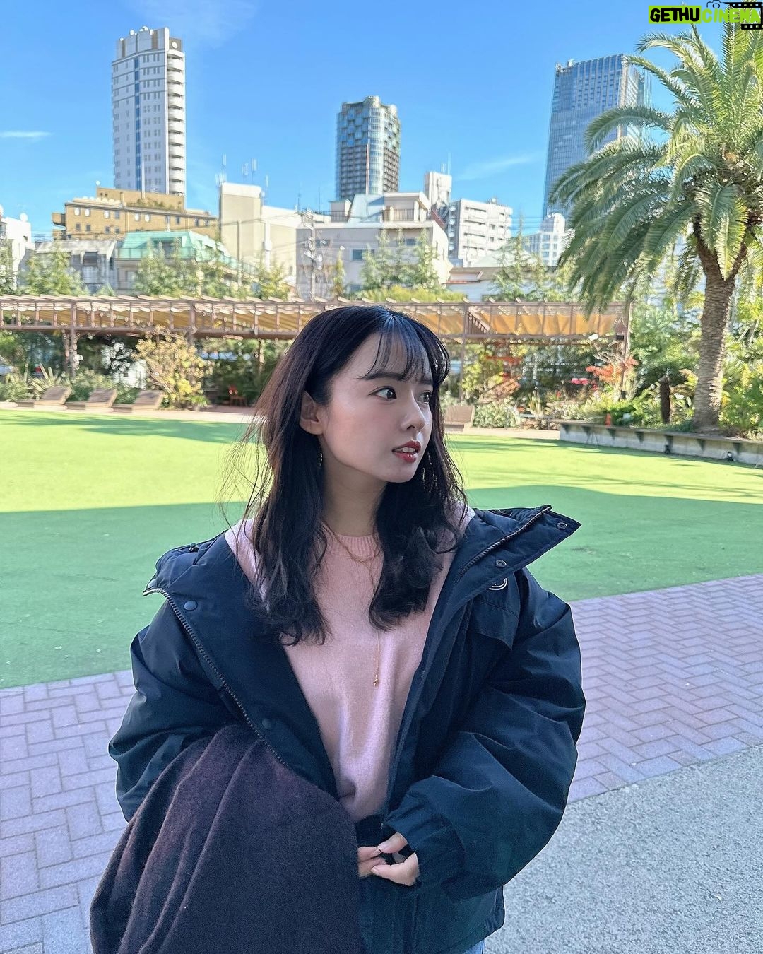 Nana Yamada Instagram - 緑に囲まれた空間が大好な私にはぴったりで 前はゆきこまも一緒に連れてお茶しに行った 青山のシェアグリーンの中にある @littledarling_coffeeroasters へ☕️ 実は最近リニューアルしたばかりで、 ご招待いただき行ってきました〜〜☺️🫶 店内で焙煎されたコーヒーが美味しい🥹!! お店の外までコーヒーのいい香りが...🧡 豆の種類もとても豊富でおしゃれなスイーツも増えて まるで海外にいるみたいな雰囲気✨ あたたかい天気のいい日はコーヒーと スイーツを持ってテラスで読書したい📚♡ 店内から遊びに来ていたテラスにいる 可愛いわんちゃんを眺めてるのも幸せでした☺️笑 Little Darling Coffee Roasters
