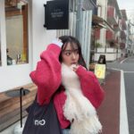 Nana Yamada Instagram - 🩷🤍🩵 最近またカラフルなニット集めちゃう...🥺♡ 打ち合わせや夜ご飯はスカートを選んだり ワンピース着たりするけど日中はどうしても 歩きやすい服になっちゃうよね〜〜🤔✨ 着てないワンピースが何着かあるので、 明日は着ようと心に決めて眠りにつきます🥹♡ 寒いからみんなも風邪ひかないでね❄️