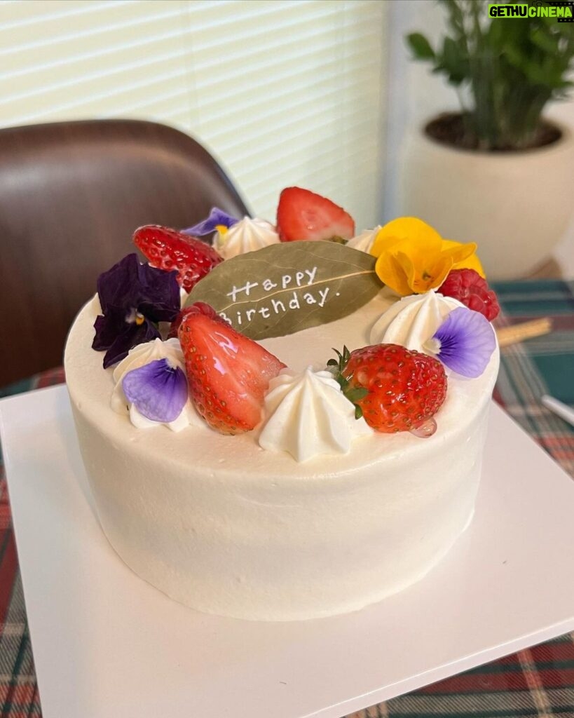 Nana Yamada Instagram - かわいいケーキ🎂💕 代々木上原にある @cakeshop.yoyogiuehara で🐥💛 自分の好みにカスタマイズしてオーダー！ お誕生日ケーキにしてもらった🎈 ふわふわスポンジ美味しかった🥹✨ #PR #cakeshop CAKESHOP 代々木上原店