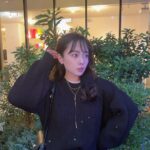 Nana Yamada Instagram – 久しぶりに観に行った劇団四季が
もうとんでもなく素晴らしくて最高の日でした🗓️✨
今日は寒かったのでヒートテックデビュー!
黒の気分だったのでアクセサリーを☺️💎
ネックレスは重ね付けして、
髪の毛を耳にかけたときにチラ見えする
イヤリングで観に行きました♡
アクセサリーがあるかないかで
印象がほんっとに違うからシンプルな服の日こそ🐥💕
ダイエット中なのでお水も毎日どこへでも持ち歩いてますっ☺️🌱
#cene #金属アレルギー対応
