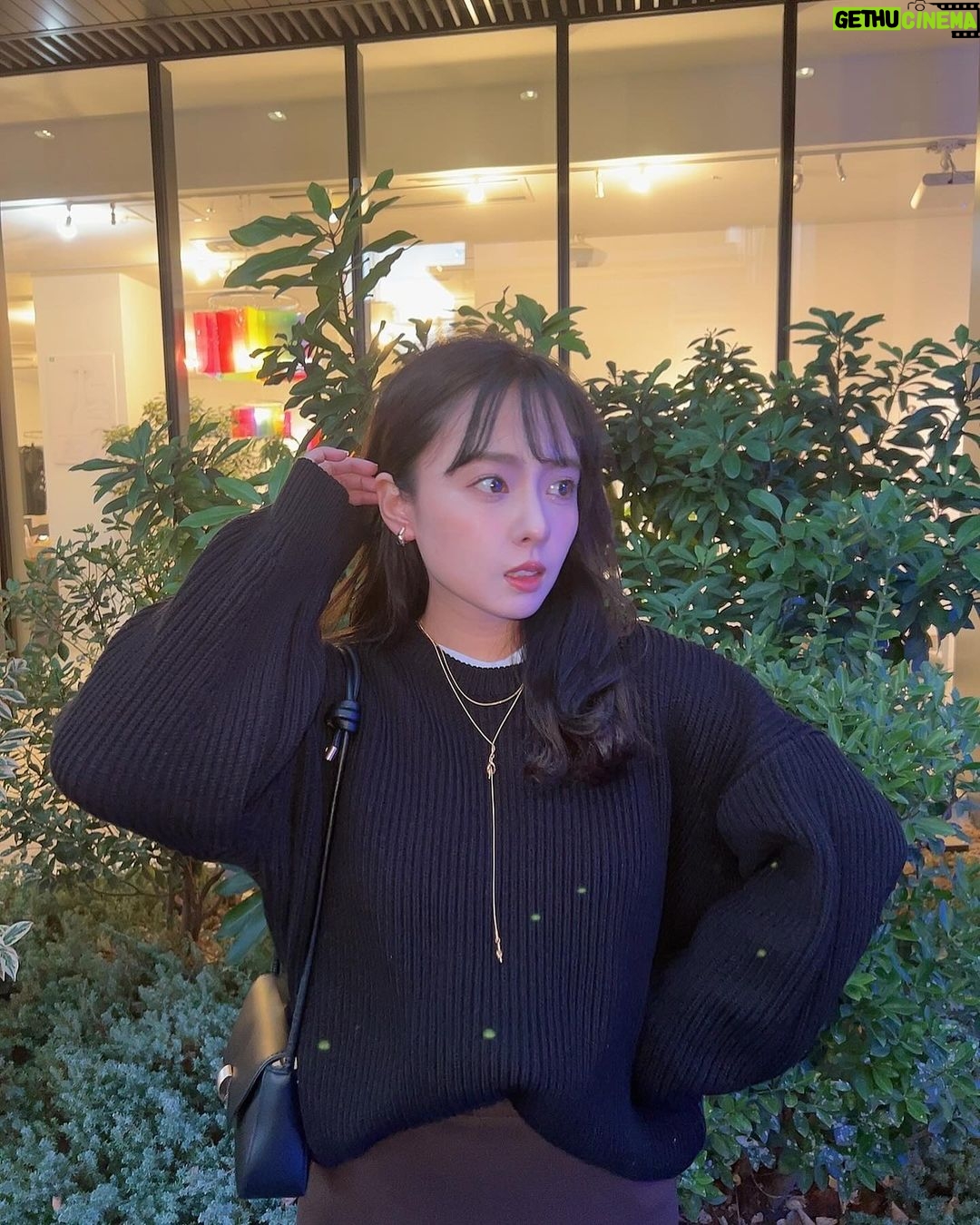 Nana Yamada Instagram - 久しぶりに観に行った劇団四季が もうとんでもなく素晴らしくて最高の日でした🗓️✨ 今日は寒かったのでヒートテックデビュー! 黒の気分だったのでアクセサリーを☺️💎 ネックレスは重ね付けして、 髪の毛を耳にかけたときにチラ見えする イヤリングで観に行きました♡ アクセサリーがあるかないかで 印象がほんっとに違うからシンプルな服の日こそ🐥💕 ダイエット中なのでお水も毎日どこへでも持ち歩いてますっ☺️🌱 #cene #金属アレルギー対応