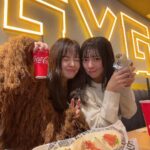 Nana Yamada Instagram - すずとランチに🤤🥣✨ 青山表参道に新しくOPENした @guzmanygomezjp に ご招待していただきました〜♡ ライトサイズとレギュラーサイズ マイルドとスパイシーを選べて メニューも豊富でおなかいっぱい！ さくっとごはんにちょうどいい☺️🌱 またふら〜っと行ってみよ🪴 #guzmanygomez #PR