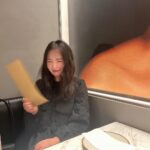 Nana Yamada Instagram - 普段ビールはあんまり飲まないけど クラフトビールだと飲みたくなるのなんだろ🥹🍺 どれもサイズ感がとてもよくっていろんなの食べたよ🤤✨ クラフトビール×フィッシュ＆チップス🐟 悪いことしてるみたいでめっちゃ美味しかったな...🥹♡笑 クラフトビール醸造所併設でとてもおしゃれでした🌱 あとあと、店員さんがにこにこでとっても素敵でした🥹 ご招待いただきありがとうございました🙇🏻‍♀️ またお友達とクラフトビール飲みに行く〜〜🤔☝️ #虎ノ門ヒルズ #虎ノ門ヒルズステーションタワー Dam Brewery & Restaurant