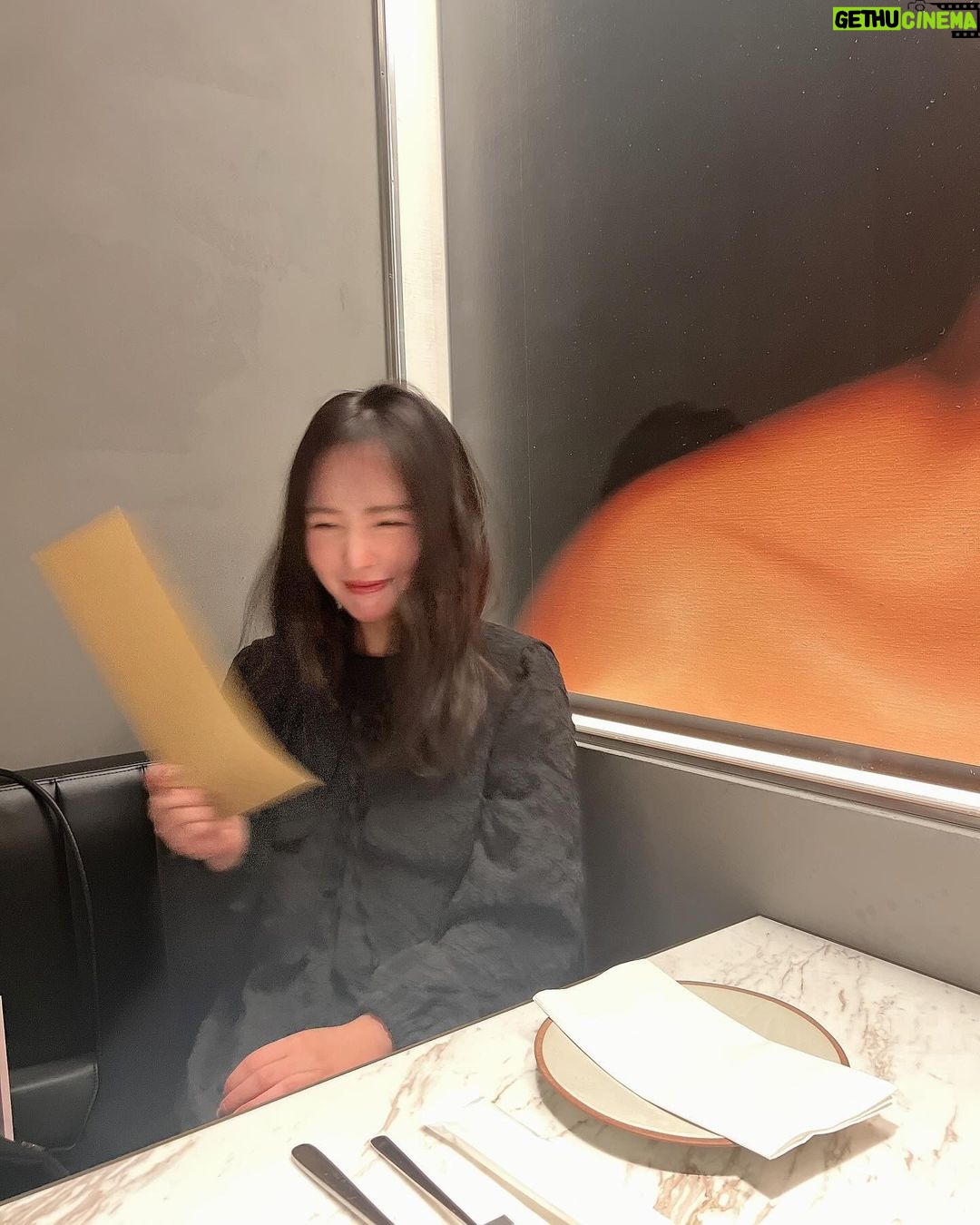 Nana Yamada Instagram - 普段ビールはあんまり飲まないけど クラフトビールだと飲みたくなるのなんだろ🥹🍺 どれもサイズ感がとてもよくっていろんなの食べたよ🤤✨ クラフトビール×フィッシュ&チップス🐟 悪いことしてるみたいでめっちゃ美味しかったな...🥹♡笑 クラフトビール醸造所併設でとてもおしゃれでした🌱 あとあと、店員さんがにこにこでとっても素敵でした🥹 ご招待いただきありがとうございました🙇🏻♀️ またお友達とクラフトビール飲みに行く〜〜🤔☝️ #虎ノ門ヒルズ #虎ノ門ヒルズステーションタワー Dam Brewery & Restaurant