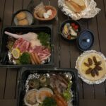 Nana Yamada Instagram - 秋田県のにかほ市にある @99glam.official のグランピングへ♡ 秋田県の食材を使ったバーベキューは、 食べきれないくらいの贅沢な量にどれも美味しいごはん。 特にいちじくのピザがもう...🥹💞 ほんとに美味しくてこれだけを食べにも行きたいほど...！ (スタッフの方に聞いたらめちゃくちゃお客さんから評判が良いらしい🥹) これはほんとに名物にしてほしいしまた絶対食べたい🥺 夜はキャンプファイヤーしてくれて マシュマロ焼いたよ〜☺️🔥 実はお昼頃に着いたのだけど、 秋田県の有名観光名所を車で案内してくれるツアーがあって それに一緒に回ってた人たちと一緒にマシュマロ焼きました😌🤝 (写真めちゃくちゃあるからまた次回！) きっともう会うことはないかもしれないけど、旅先でたまたま会った人たちと同じことを共有できたりするのもわたしは好きだしこれも旅ならではの良いところ🥹♡ 水場は部屋をでたすぐにあるし、 大浴場もゆっくり浸かってリフレッシュ🍁 秋先取り大成功でした〜！ #秋田県 #秋田グルメ #にかほ市 #グランピング #PR