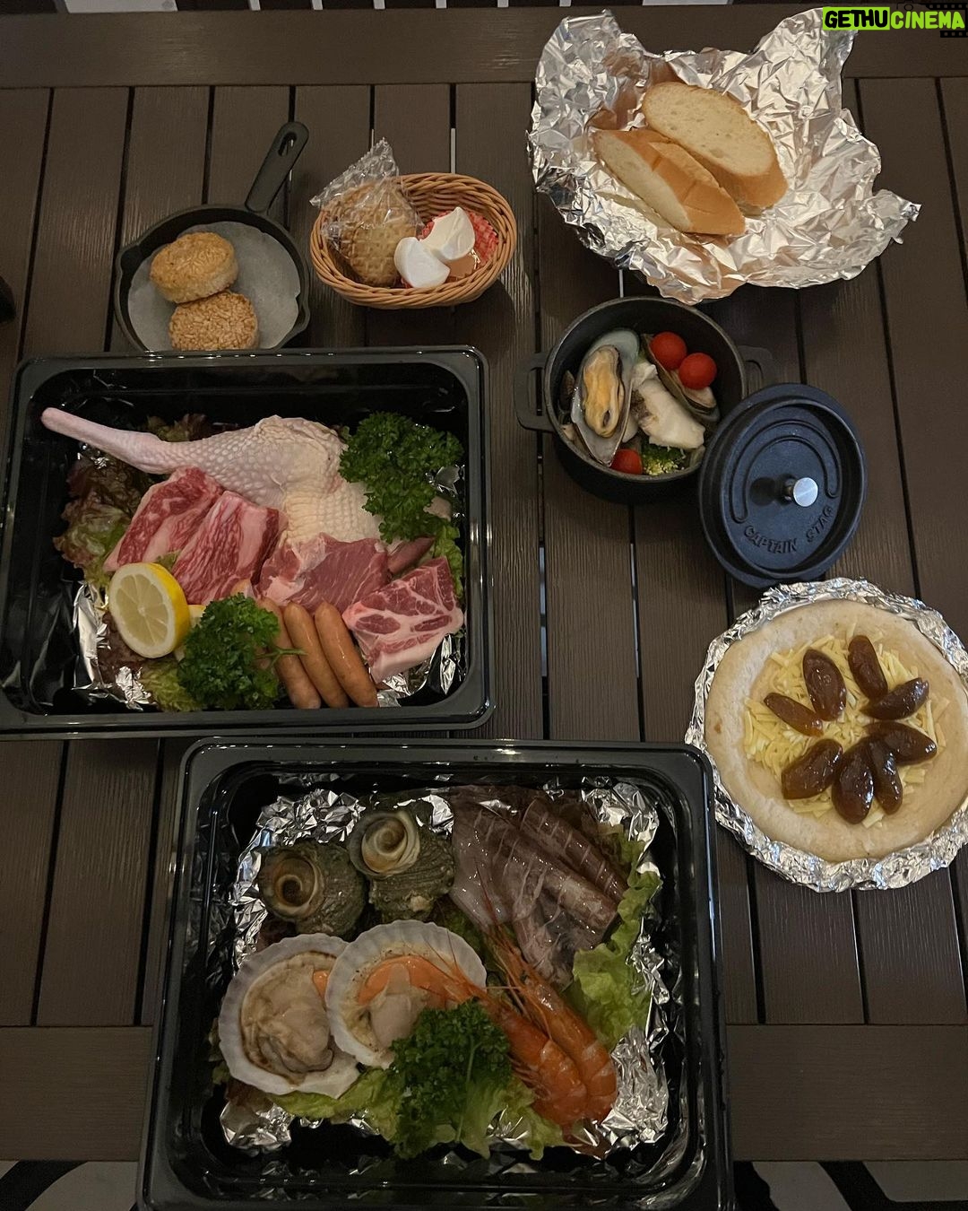 Nana Yamada Instagram - 秋田県のにかほ市にある @99glam.official のグランピングへ♡ 秋田県の食材を使ったバーベキューは、 食べきれないくらいの贅沢な量にどれも美味しいごはん。 特にいちじくのピザがもう...🥹💞 ほんとに美味しくてこれだけを食べにも行きたいほど...! (スタッフの方に聞いたらめちゃくちゃお客さんから評判が良いらしい🥹) これはほんとに名物にしてほしいしまた絶対食べたい🥺 夜はキャンプファイヤーしてくれて マシュマロ焼いたよ〜☺️🔥 実はお昼頃に着いたのだけど、 秋田県の有名観光名所を車で案内してくれるツアーがあって それに一緒に回ってた人たちと一緒にマシュマロ焼きました😌🤝 (写真めちゃくちゃあるからまた次回!) きっともう会うことはないかもしれないけど、旅先でたまたま会った人たちと同じことを共有できたりするのもわたしは好きだしこれも旅ならではの良いところ🥹♡ 水場は部屋をでたすぐにあるし、 大浴場もゆっくり浸かってリフレッシュ🍁 秋先取り大成功でした〜! #秋田県 #秋田グルメ #にかほ市 #グランピング #PR