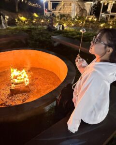 Nana Yamada Instagram - 秋田県のにかほ市にある @99glam.official のグランピングへ♡ 秋田県の食材を使ったバーベキューは、 食べきれないくらいの贅沢な量にどれも美味しいごはん。 特にいちじくのピザがもう...🥹💞 ほんとに美味しくてこれだけを食べにも行きたいほど...！ (スタッフの方に聞いたらめちゃくちゃお客さんから評判が良いらしい🥹) これはほんとに名物にしてほしいしまた絶対食べたい🥺 夜はキャンプファイヤーしてくれて マシュマロ焼いたよ〜☺️🔥 実はお昼頃に着いたのだけど、 秋田県の有名観光名所を車で案内してくれるツアーがあって それに一緒に回ってた人たちと一緒にマシュマロ焼きました😌🤝 (写真めちゃくちゃあるからまた次回！) きっともう会うことはないかもしれないけど、旅先でたまたま会った人たちと同じことを共有できたりするのもわたしは好きだしこれも旅ならではの良いところ🥹♡ 水場は部屋をでたすぐにあるし、 大浴場もゆっくり浸かってリフレッシュ🍁 秋先取り大成功でした〜！ #秋田県 #秋田グルメ #にかほ市 #グランピング #PR