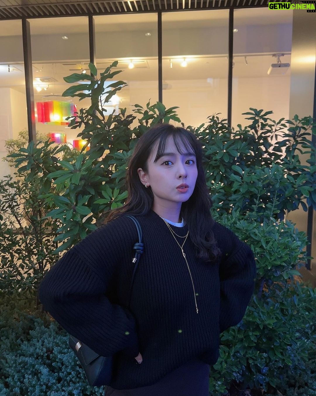 Nana Yamada Instagram - 久しぶりに観に行った劇団四季が もうとんでもなく素晴らしくて最高の日でした🗓️✨ 今日は寒かったのでヒートテックデビュー! 黒の気分だったのでアクセサリーを☺️💎 ネックレスは重ね付けして、 髪の毛を耳にかけたときにチラ見えする イヤリングで観に行きました♡ アクセサリーがあるかないかで 印象がほんっとに違うからシンプルな服の日こそ🐥💕 ダイエット中なのでお水も毎日どこへでも持ち歩いてますっ☺️🌱 #cene #金属アレルギー対応