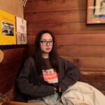 Nana Yamada Instagram – ちょっとお酒でむくんでますが…🍶笑
そんな日もすっぴんで着られるロンTです🥹(？)

みんな着てくれてるのっ🥹？教えて♡